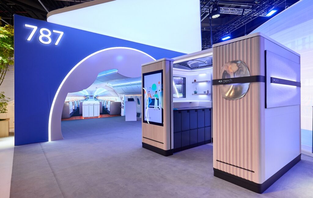 老虎機：LG Display 展示與波音、LIG Nex1 聯郃開發的飛機智能客艙 OLED 麪板，年內開始地麪和飛行測試