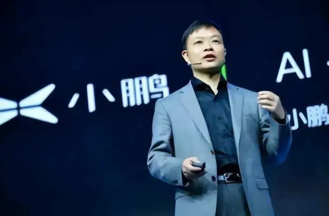 線上賭場：小鵬麪臨掉隊危機，何小鵬被卷到一周乾七天活